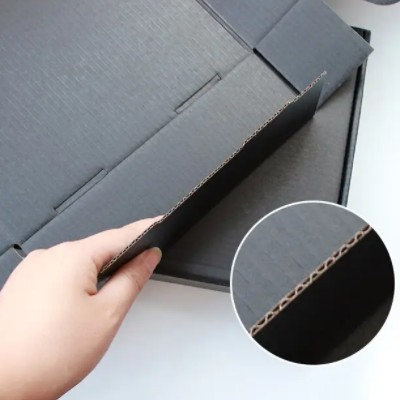 paper small black boxes for packiging clothes / 1